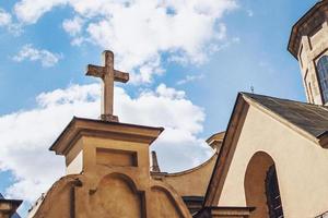 imagen del concepto de religión de la iglesia. iglesia con un fondo de cielo azul foto