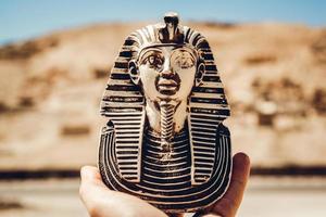 Estatua del gran faraón egipcio en el templo de Luxor, Egipto foto