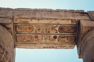 columnas con jeroglíficos en el templo de karnak en luxor, egipto. viaje foto