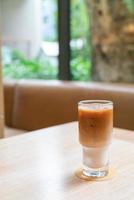 Vaso de café con leche helado en cafetería cafetería y restaurante foto