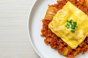 arroz frito con kimchi con cerdo y queso cubierto - estilo de comida asiática y fusión foto