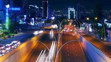 timelapse del tráfico de la ciudad de noche. tráfico de lapso de tiempo en hora punta. video