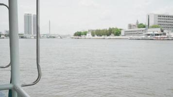 Vista del paisaje urbano desde el barco que cruza el río. video