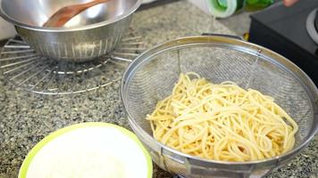 close-up handen van mensen die olijfolie in pasta gieten video