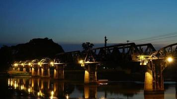 time-lapse rivier kwai brug bij kanchanaburi in thailand 's nachts video