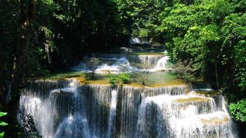 a cachoeira huay mae kamin em Kanchanaburi, Tailândia video