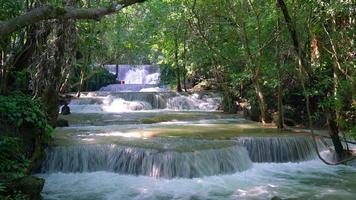 Cascade pittoresque de huay mae kamin à kanchanaburi, thaïlande video