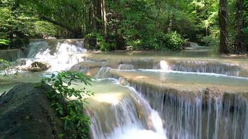 cachoeira erawan em kanchanaburi na tailândia