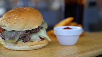 hambúrguer de carne com queijo video