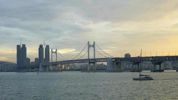 ponte gwangan con cielo serale a busan, corea del sud video