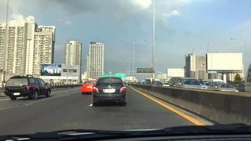 lapso de tempo dirigindo carro e movendo-se na estrada em Banguecoque, Tailândia video