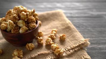 pop-corn avec bol de caramel video