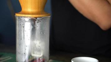 druipende koffie maken video