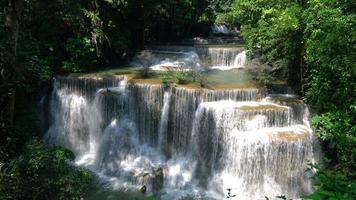 une grande cascade à kanchanaburi, thaïlande video