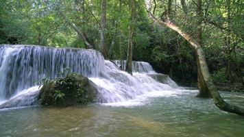 la cascade de huay mae kamin à kanchanaburi video