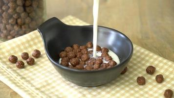 melk gieten in chocolade cornflakes kom video