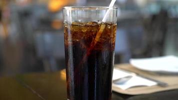 Glas Cola mit Eis video