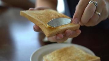 faire du pain et du beurre pour le petit déjeuner video