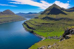 hermoso paisaje de fiordos en las islas Feroe foto