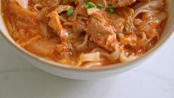 nouilles udon coréennes avec soupe de kimchi video