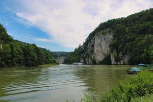 río danubio alrededor del pueblo de weltenburg foto