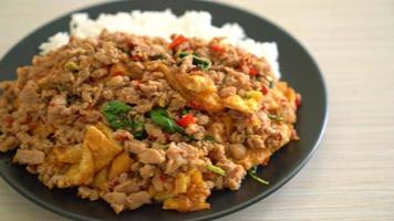 Picadillo de cerdo salteado con albahaca y huevo cubierto de arroz video