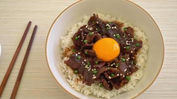 Reis mit Schweinefleisch mit Sojageschmack und Ei und Sesam video