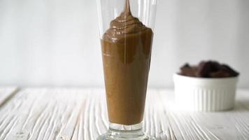 verser le milkshake au chocolat en verre video