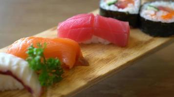 sushi mélangé cru - style de cuisine japonaise video