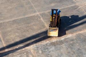 Carretilla elevadora que trabaja con radioactividad portainstrumentos caja de madera de transporte foto