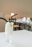 Vaso de batido de lima-limón fresco en cafetería y restaurante foto