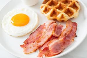 huevo frito con tocino y waffle para desayunar foto