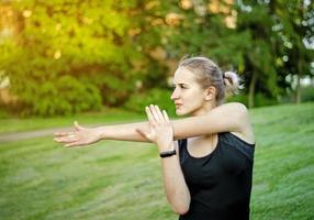 chica haciendo ejercicio en el parque. foto