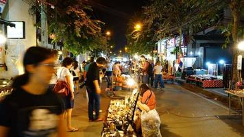 time-lapse à la rue du marché de nuit en thaïlande video