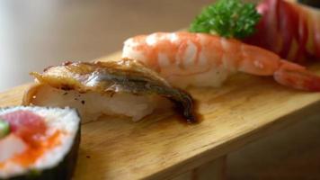 divers sushi cru - style de cuisine japonaise video