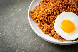 Fideos instantáneos picantes coreanos secos caseros con huevo frito foto