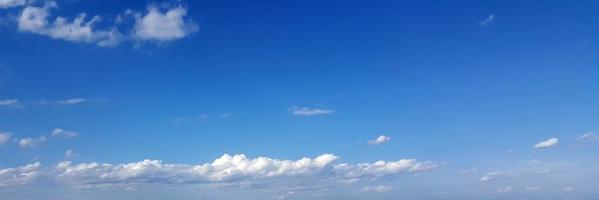 cielo panorámico con nubes en un día soleado. foto