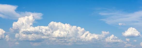 hermosas nubes blancas contra el fondo del cielo foto