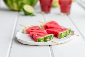 deliciosa sandía fresca en rodajas con menta y jugo de sandía foto