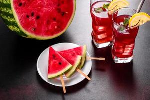 deliciosa sandía fresca en rodajas con menta y jugo de sandía foto