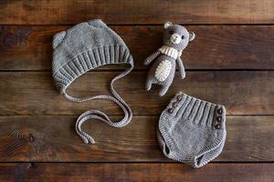 hermosos peluches, gorros y pantalones cortos tejidos para bebés foto