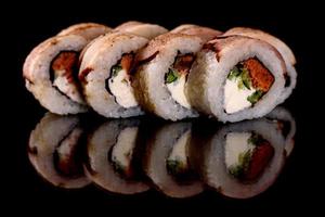 Rollos de sushi frescos preparados con las mejores variedades de pescados y mariscos. foto