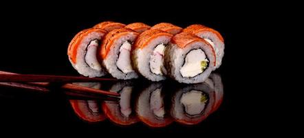 Rollos de sushi frescos preparados con las mejores variedades de pescados y mariscos. foto