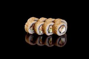 Rollos de sushi hermosos y deliciosos frescos sobre un fondo oscuro