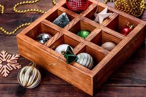 juguetes y adornos navideños en una hermosa caja de madera foto