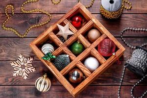 juguetes y adornos navideños en una hermosa caja de madera foto