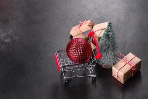 carrito de compras con regalos navideños y regalos navideños.
