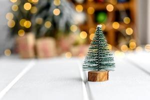 Hermosas decoraciones navideñas multicolores sobre una mesa de madera clara foto