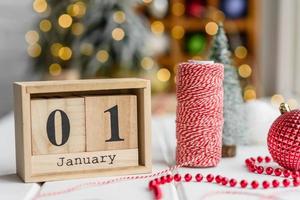 Hermosas decoraciones navideñas multicolores sobre una mesa de madera clara foto