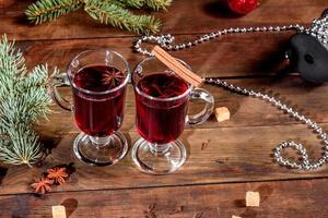 Vino caliente con especias para invierno y navidad con diversas especias. foto